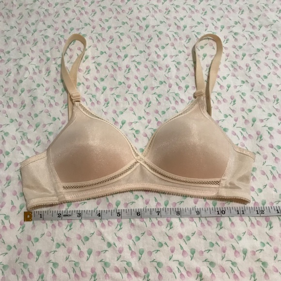 Vintage Triumph Unwired Bra 32A Cream Round Pointy Cup Shaped - Picture 3 of 12